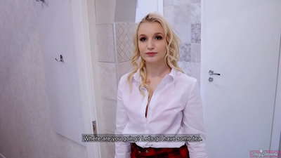 ወጣት የኮሌጅ ልጅ ከጓደኛዋ ጋር ፍቅረኛዋን ታታልላለች | POV እና እምሷ ውስጥ ድቅቅ!